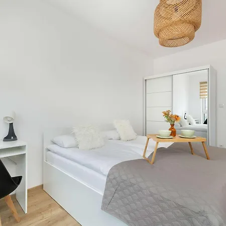 Modern With Parking And Balcony Near The Center By Renters דירה *