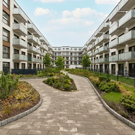 Modern With Parking And Balcony Near The Center By Renters דירה