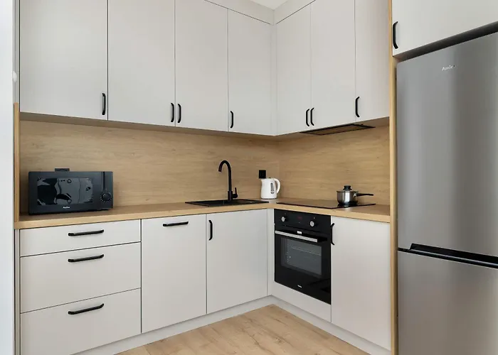 Modern With Parking And Balcony Near The Center By Renters Lägenhet