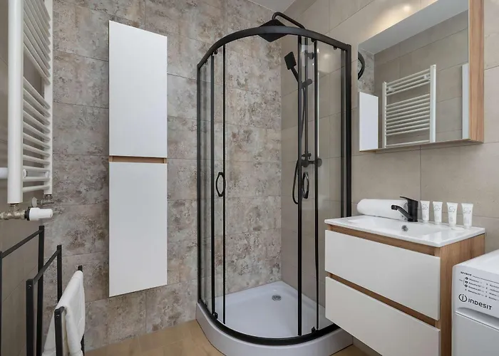 Modern With Parking And Balcony Near The Center By Renters Lägenhet Katowice